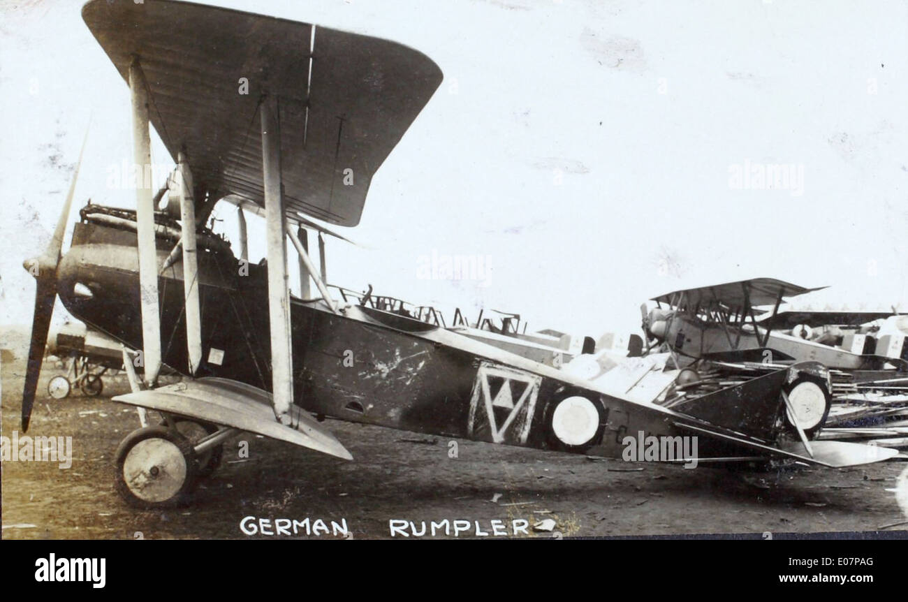 Questa immagine del Jarrett War Museum cattura un momento chiave della prima guerra mondiale, probabilmente mostrando un soldato o un aviatore coinvolto nella guerra. La collezione del museo mette in evidenza manufatti legati alla storia della prima guerra mondiale e all'aviazione militare. Foto Stock