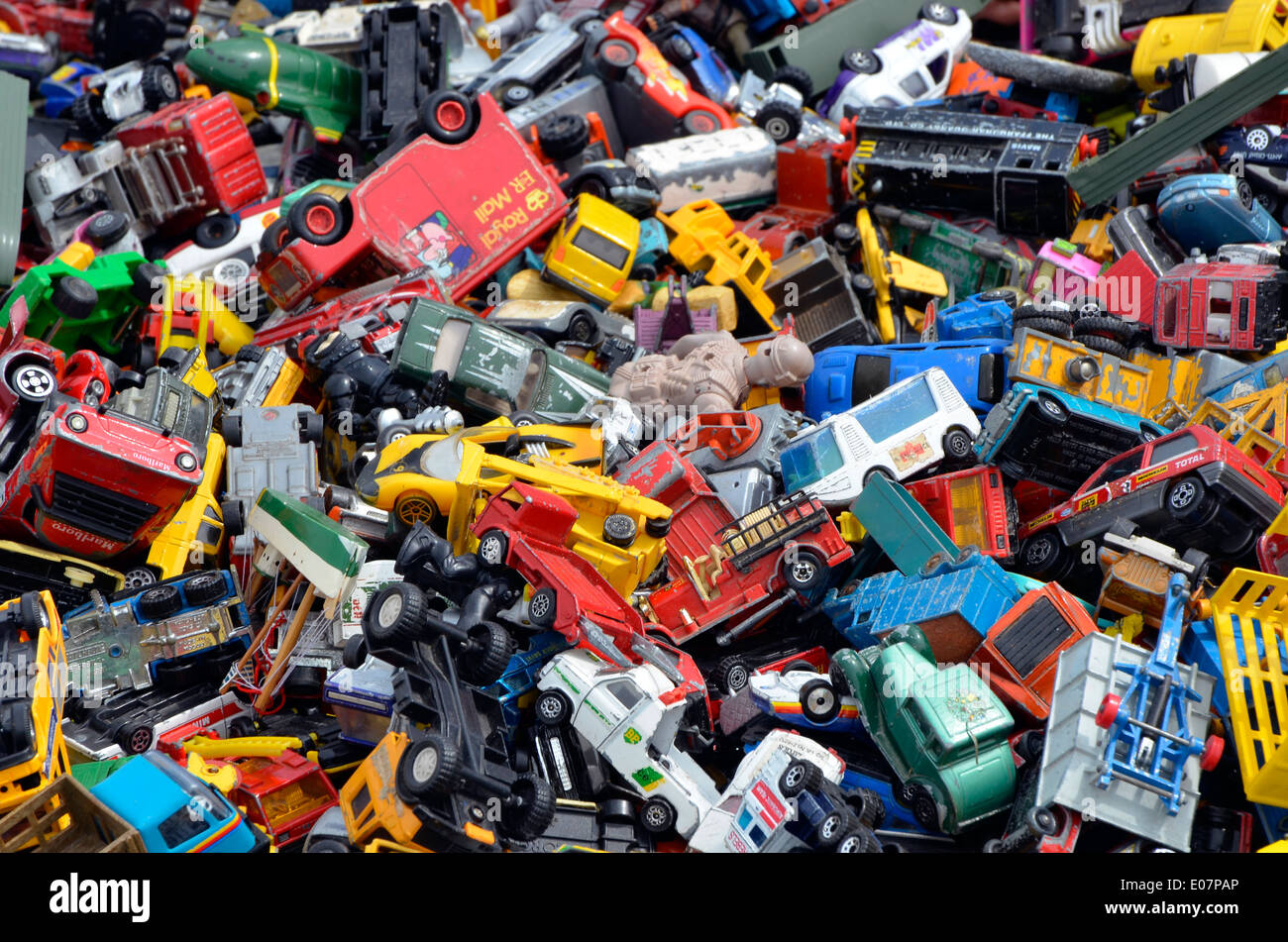 Dinky scrapyard auto? Un mucchio di cattive condizioni in pressofusione di automobili e autocarri impilati per la vendita in un classico auto show. Foto Stock
