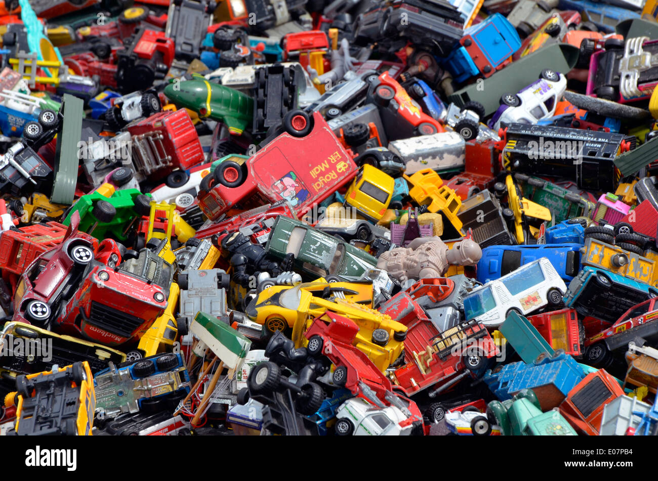 Dinky scrapyard auto? Un mucchio di cattive condizioni in pressofusione di automobili e autocarri impilati per la vendita in un classico auto show. Foto Stock