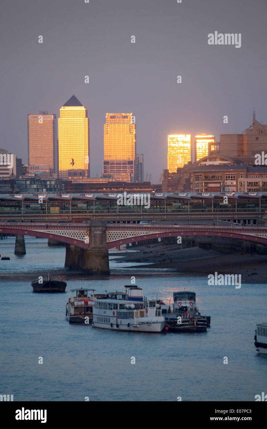 Canary Wharf Tower al tramonto dalla Waterloo bridge con il fiume Tamigi e Blackfriars Bridge in primo piano Londra Inghilterra REGNO UNITO Foto Stock