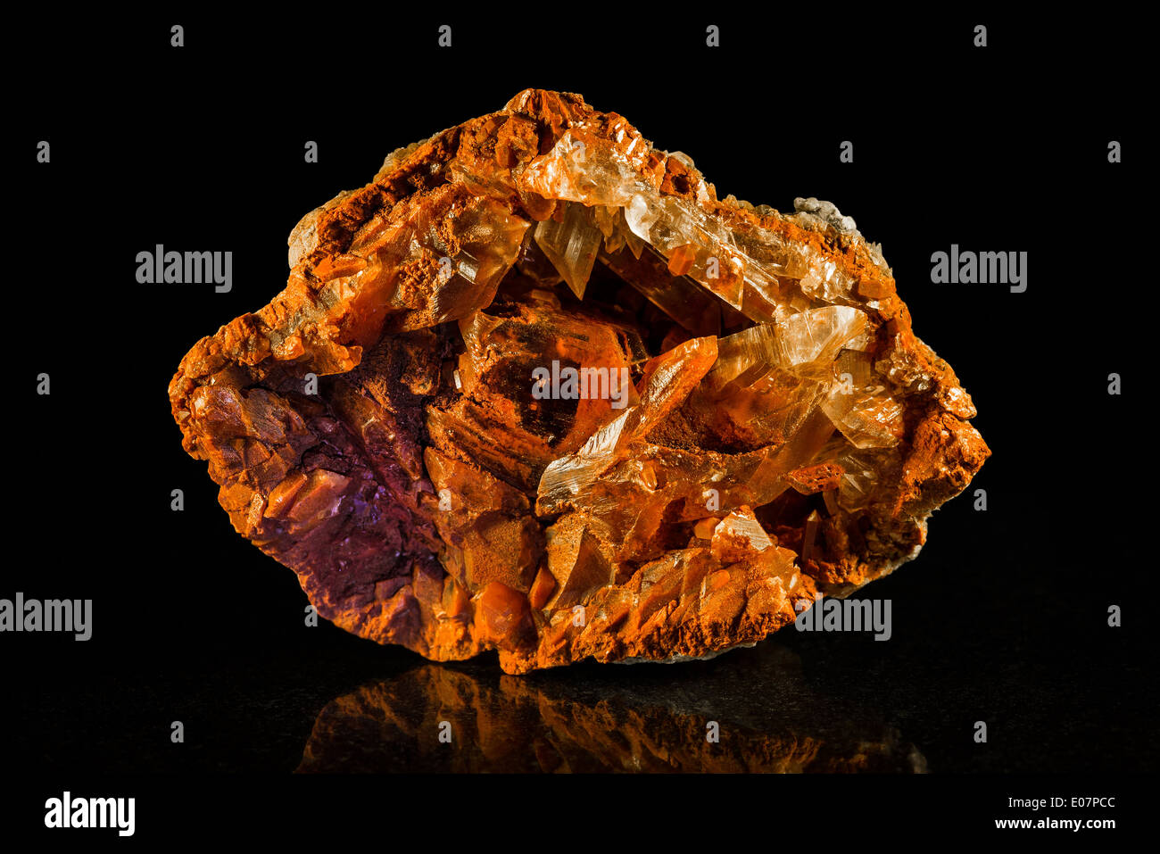 Minerale di gesso pietra, sfondo nero Foto Stock