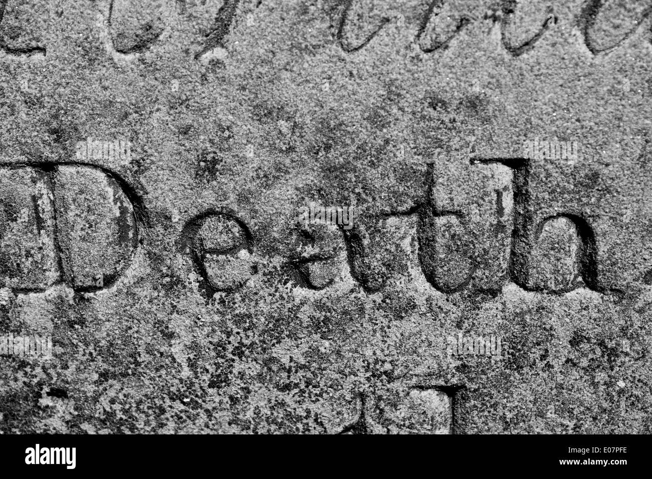 "Morte" la parola è parte di una lapide su un XIX secolo lapidi in un cimitero da qualche parte nel Galles centrale REGNO UNITO Foto Stock