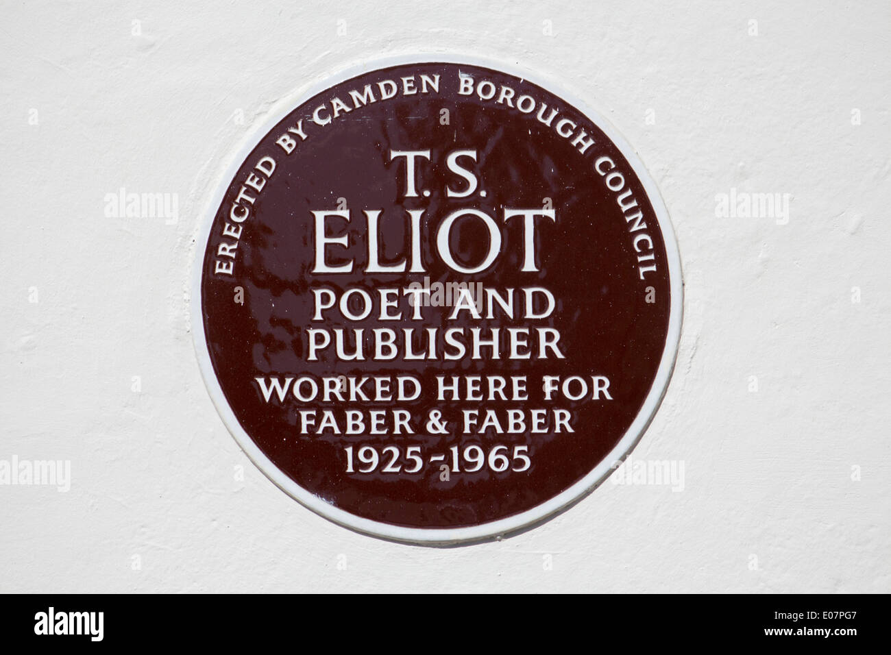 T S Eliot lapide che ricorda dove lo scrittore ha lavorato presso la Faber & Faber editori Russell Square Bloomsbury Londra Inghilterra REGNO UNITO Foto Stock