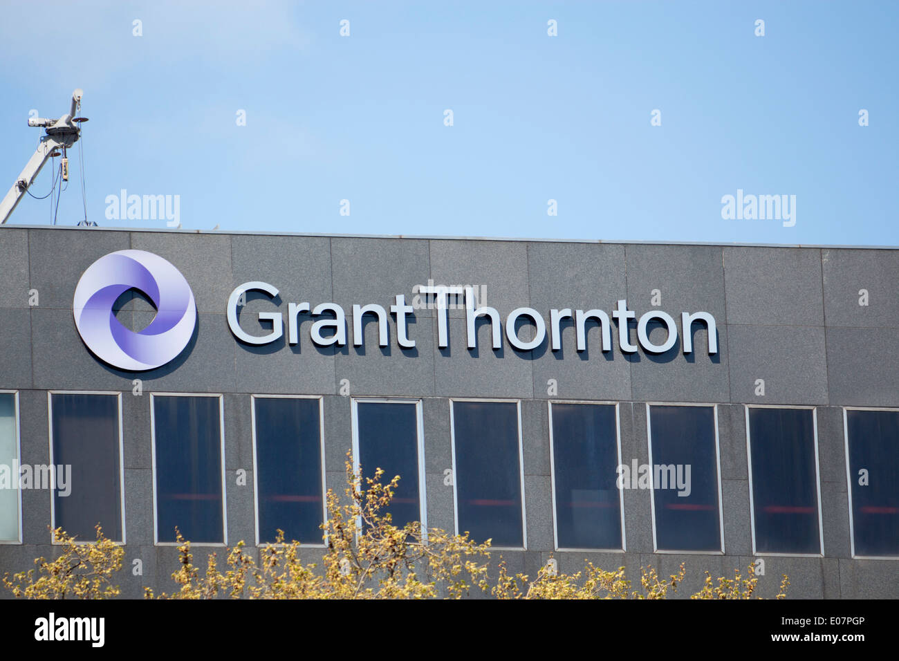 Grant Thornton logo e il nome della società sulla sommità del grattacielo ufficio edificio Euston Road Londra Inghilterra REGNO UNITO Foto Stock