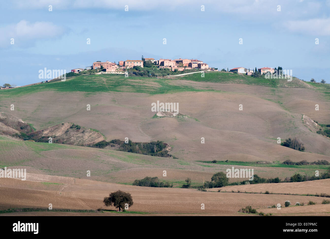 Agriturismo e case di villaggio di Agriturismo Costa Mucighiani nelle crete senesi colline della Toscana Italia Foto Stock