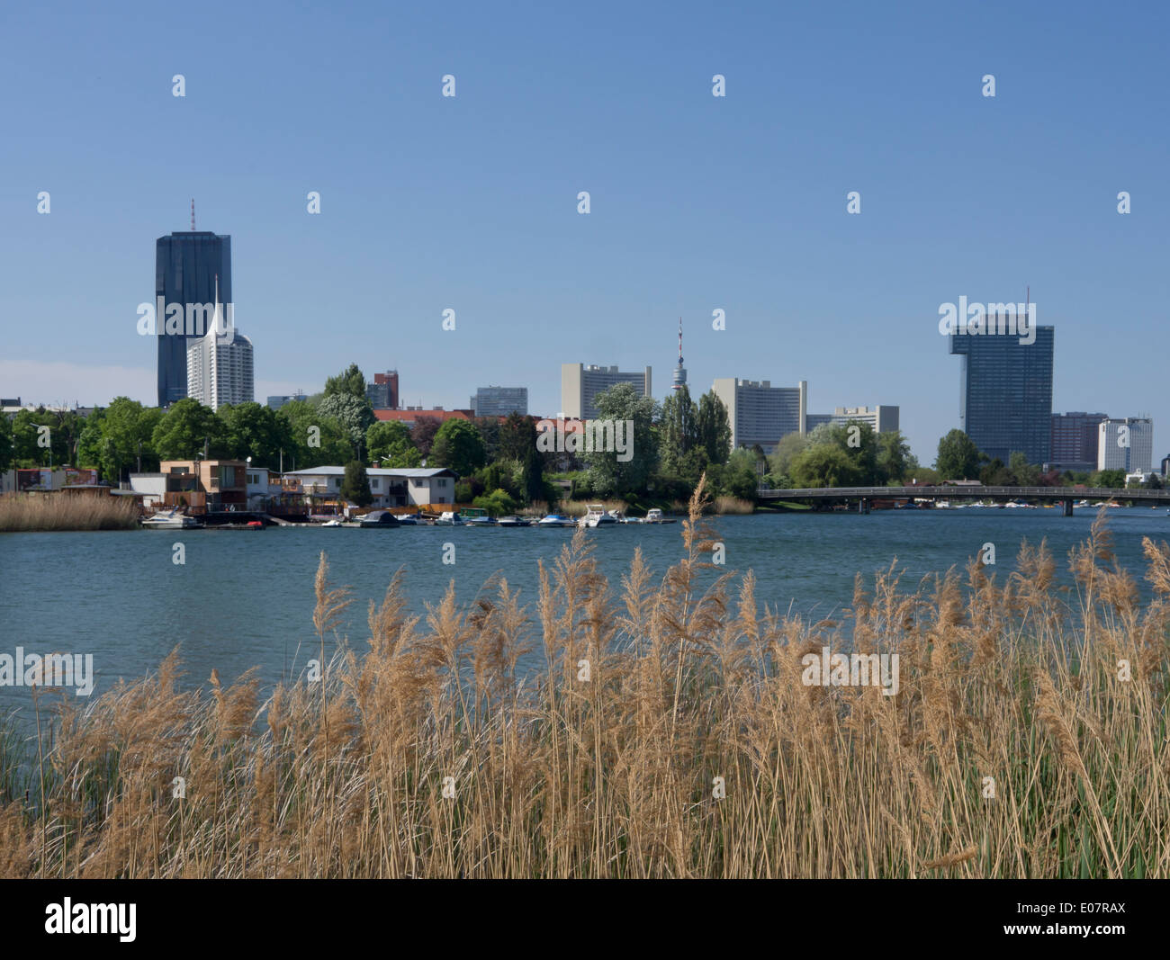 Alte Donau, o Vecchio Danubio,a Vienna in Austria un lago per nuotare e andare in barca, passeggiando, ricreazione , vista di nuovi grattacieli Foto Stock