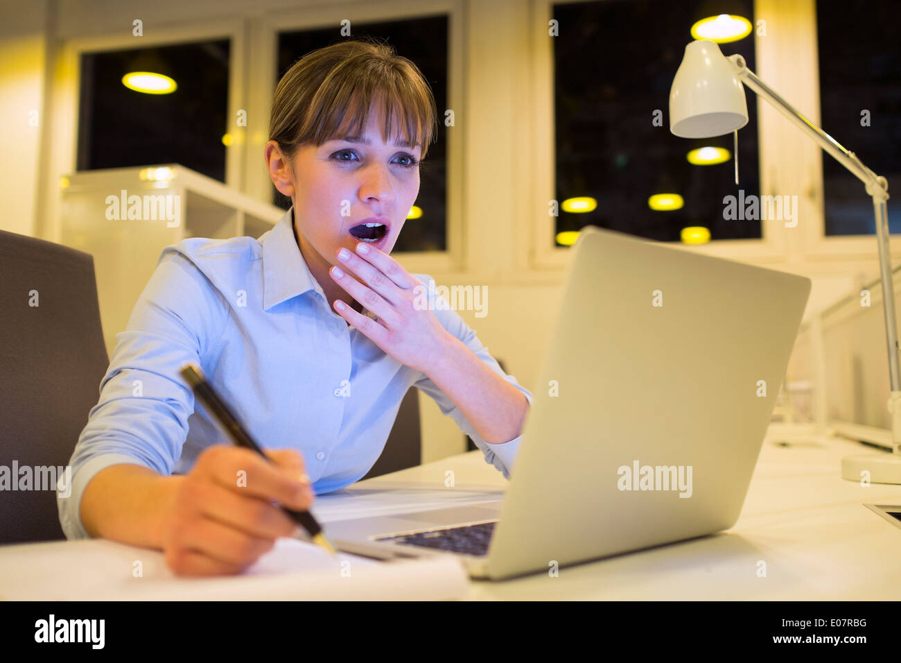 Femmina stanchi di business lavora fino a tardi startup student desk Foto Stock