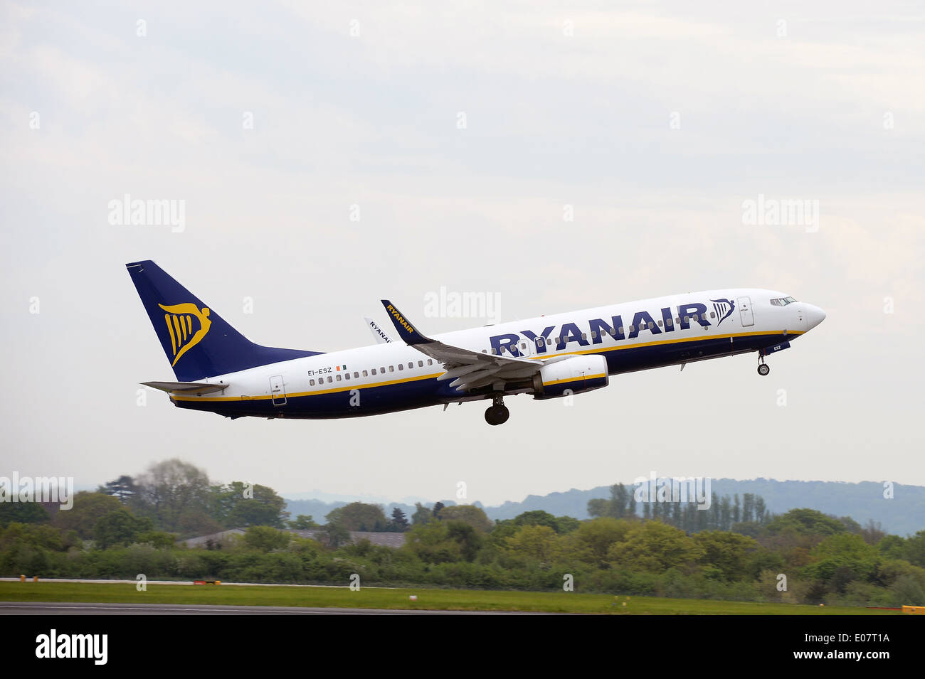 A Ryanair Boeing 737 tenuto fuori all'Aeroporto di Manchester. Foto Stock