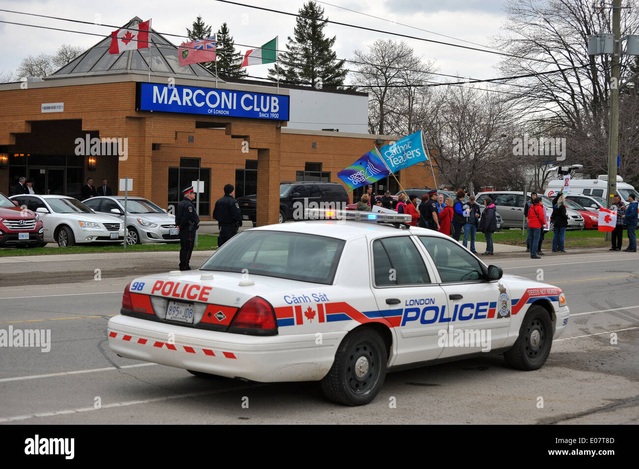 A Londra, Ontario manifestanti raccogliere al di fuori del Club Marconi nel corso di una visita da parte del PM canadese Stephen Harper. Foto Stock