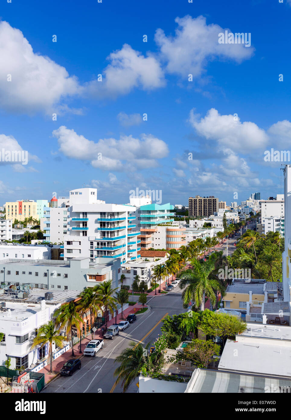 Ocean Drive guardando a nord dal 1° Street, South Beach, Miami Beach, Florida, Stati Uniti d'America Foto Stock