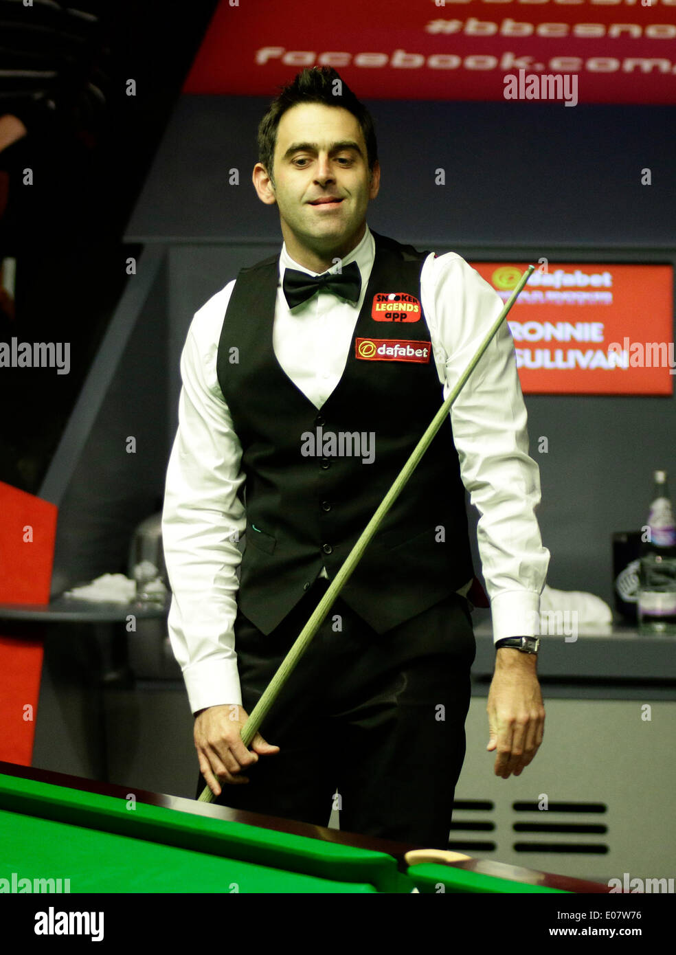 Sheffield, Regno Unito. 05 Maggio, 2014. Campione in carica Ronnie O'Sullivan in azione nei confronti di Mark Selby, conduce il razzo da 12 fotogrammi a11 nel 2014 Dafabet World Snooker Championship finale, (3 migliori sessioni di 35 fotogrammi riprodotti più di 4 sessioni), Crucible Theatre, Sheffield, Yorkshire, Inghilterra. Credito: Azione Sport Plus/Alamy Live News Foto Stock