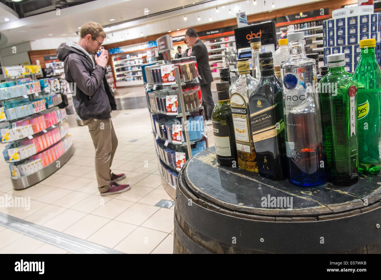 Shopping duty free, l'aeroporto di Heathrow, London, Regno Unito Foto Stock