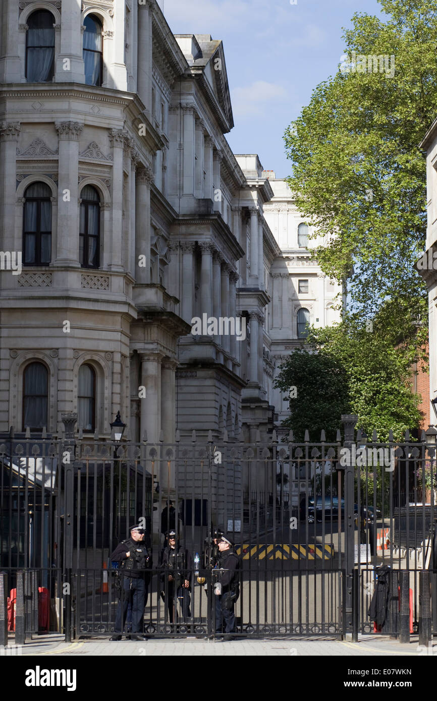 Una metropolitana gli ufficiali di polizia attaccata alla DPG custodisce un ingresso a Downing Street, London, casa del Primo Ministro Foto Stock