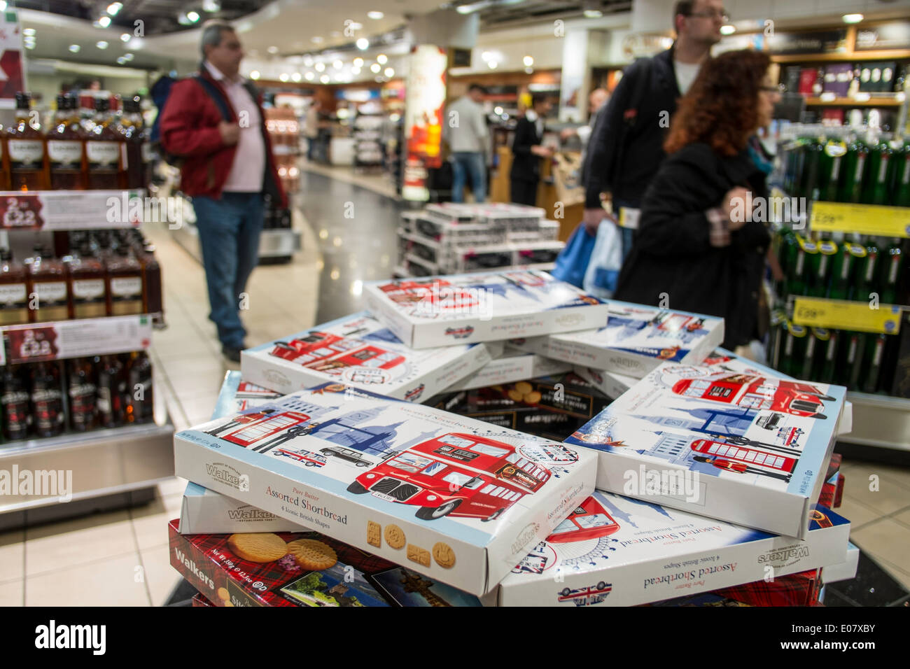 Shopping duty free, l'aeroporto di Heathrow, London, Regno Unito Foto Stock