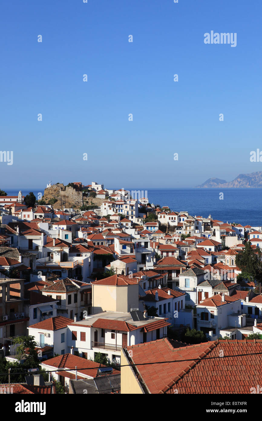 Vista dalla cima della collina nella città di Skopelos in Skopelos, Sporadi settentrionali, in Grecia, in Europa Foto Stock