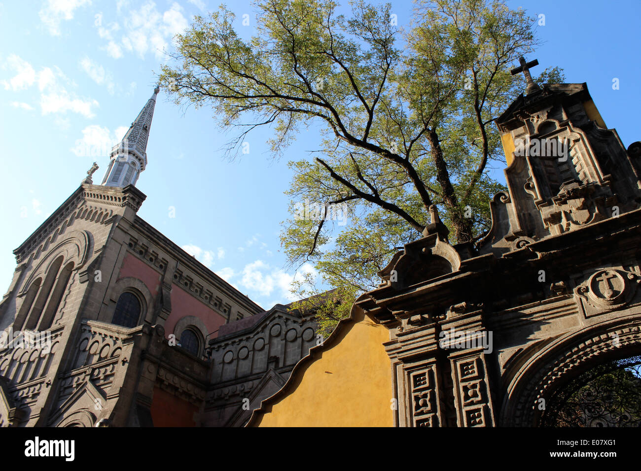 Due chiese affiancate giù Madero Street, Città del Messico Foto Stock