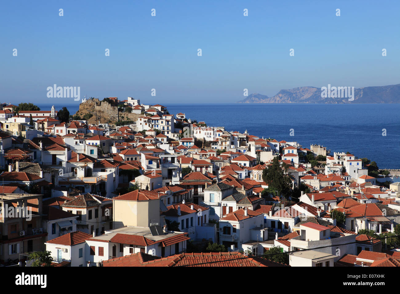 Vista dalla cima della collina nella città di Skopelos in Skopelos, Sporadi settentrionali, in Grecia, in Europa Foto Stock
