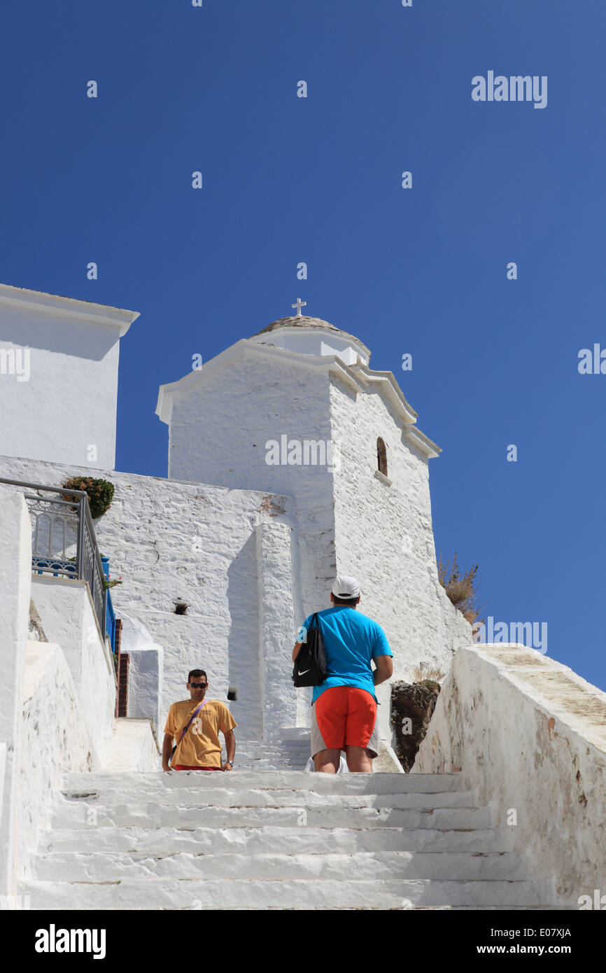 Le fasi fino ad una tipica chiesa greco ortodossa nella città di Skopelos nelle Sporadi settentrionali, in Grecia Foto Stock