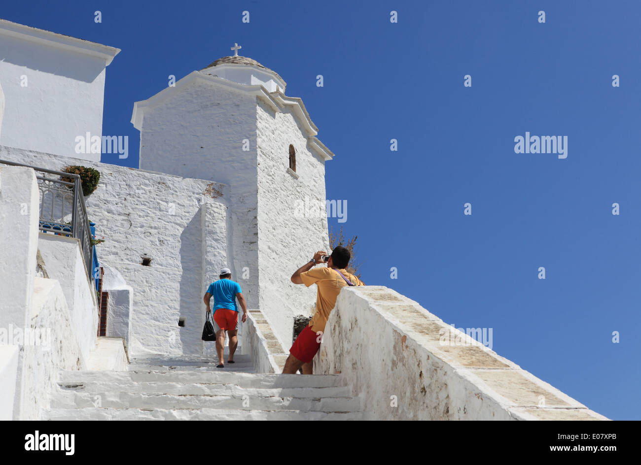 Le fasi fino ad una tipica chiesa greco ortodossa nella città di Skopelos nelle Sporadi settentrionali, in Grecia Foto Stock