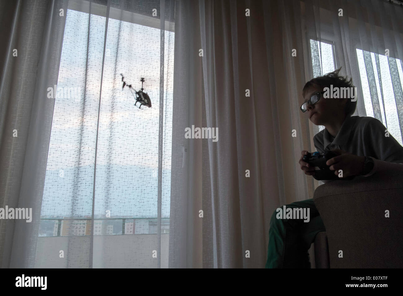 Boy 8 9 gioco elicottero giocattolo giocando home remote Foto Stock