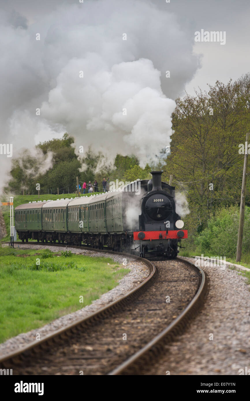 Treno a vapore carrelli di trascinamento - viaggiare verso Corfe Castle, Purbecks, Dorset Foto Stock
