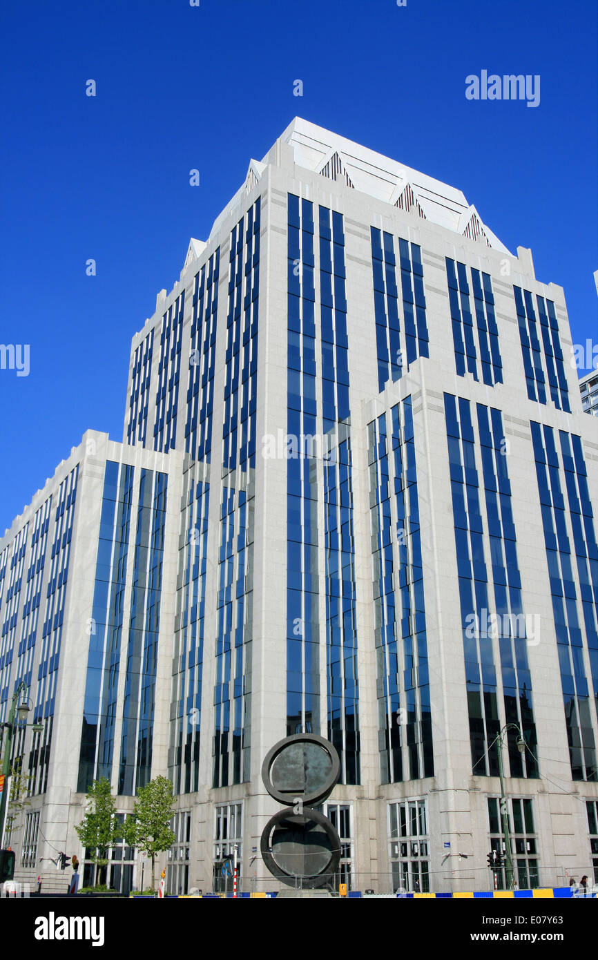 Torre di vetro edificio nel centro di Bruxelles contro il cielo blu Foto Stock