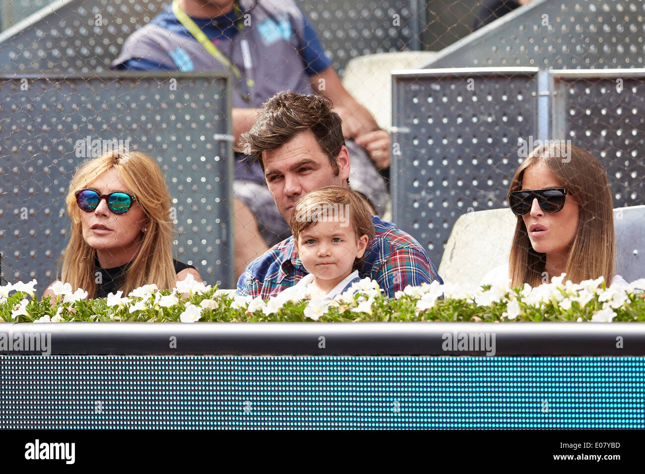 Madrid, Spagna. 05 Maggio, 2014. Il corridore MotorGP Fonsi Nieto con la sua fidanzata Alba Carrillo e suo figlio come si guarda il gioco tra Fernando Verdasco di Spagna e Andreas Seppi dell Italia nel giorno 2 della Madrid Open da La Caja Magica. Credito: Azione Sport Plus/Alamy Live News Foto Stock
