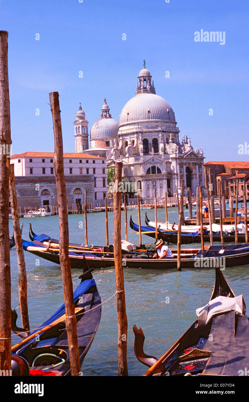 Vista della Basilica di Santa Maria della Salute e le gondole del Canal Grande di Venezia, Veneto, Italia Foto Stock