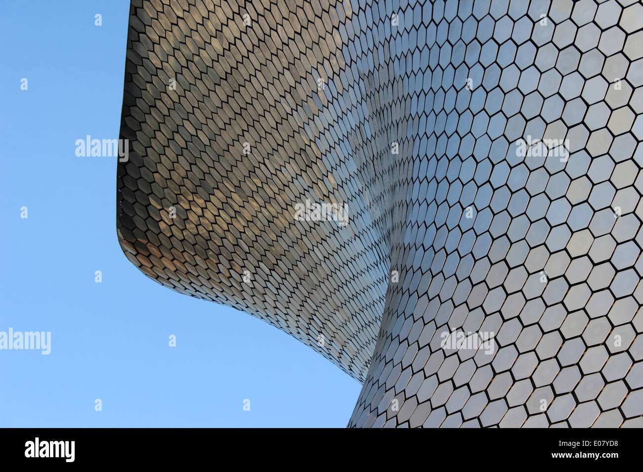 Gli esagoni di metallo sulla parte esterna del Museo Soumaya, architettura moderna, Polanco, Città del Messico Foto Stock