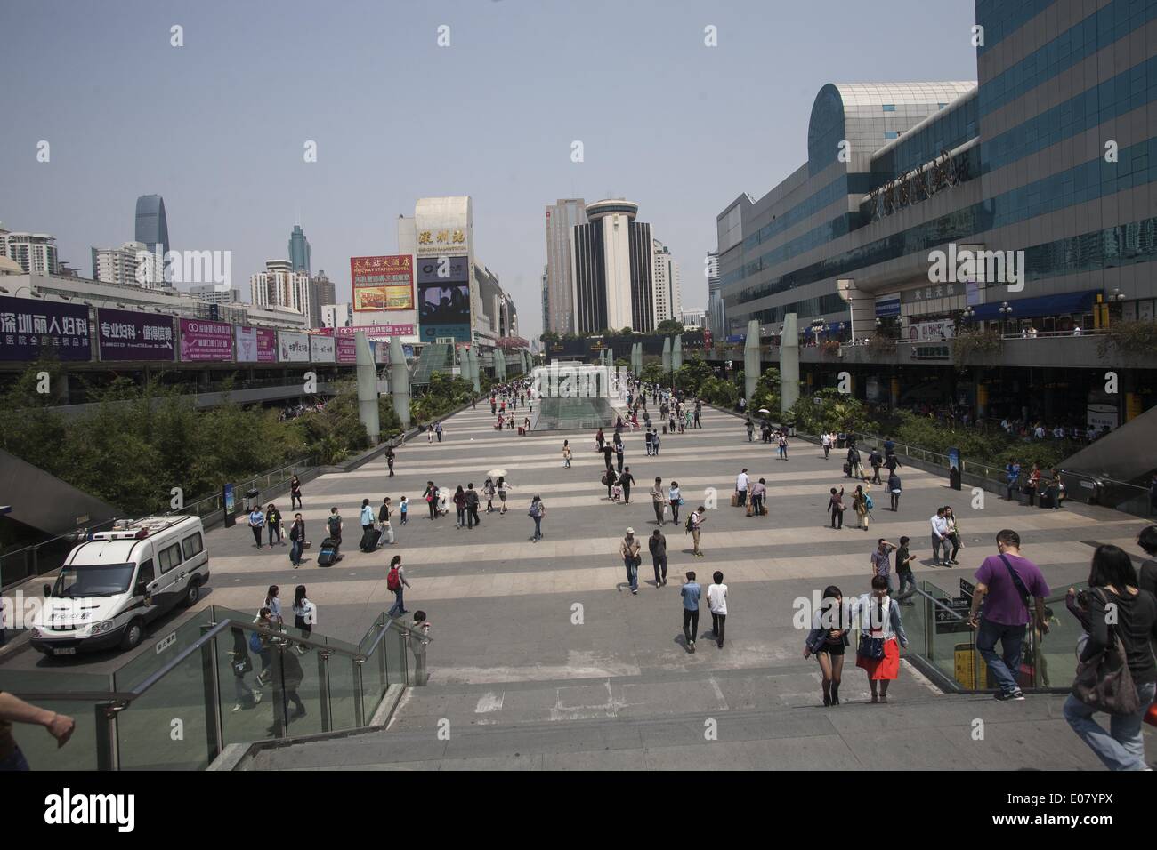 Los Angeles, California, USA. 5 apr, 2014. La piazza di Lo Wu il punto di controllo nella città di Shenzhen, nella provincia di Guangdong, Cina. © Ringo Chiu/ZUMAPRESS.com/Alamy Live News Foto Stock