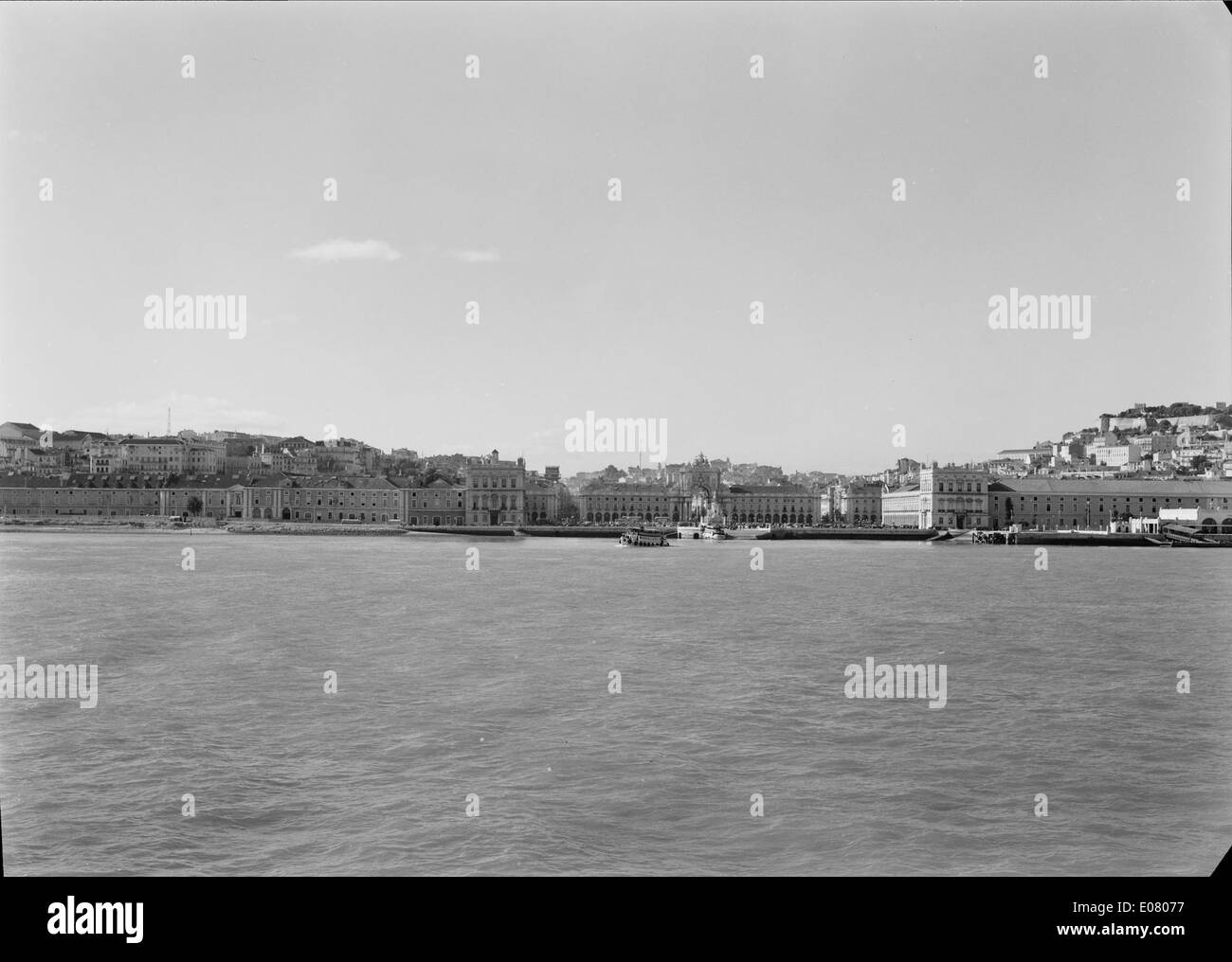 Zona Ribeirinha è l'area sul lungomare di Lisbona, Portogallo, che offre viste panoramiche del porto della città, delle attrazioni lungo il fiume e dei monumenti culturali. Foto Stock