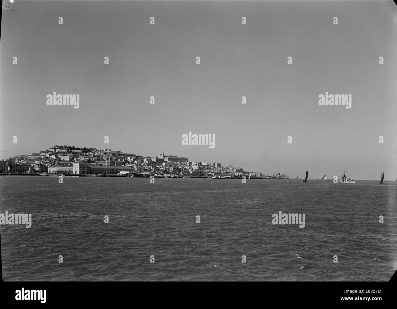 La zona Ribeirinha di Lisbona è un'area sul lungomare conosciuta per il suo significato storico e le viste panoramiche. Offre una miscela di attrazioni culturali, patrimonio marittimo e moderni spazi urbani, rendendolo un luogo popolare sia per la gente del posto che per i turisti a Lisbona. Foto Stock