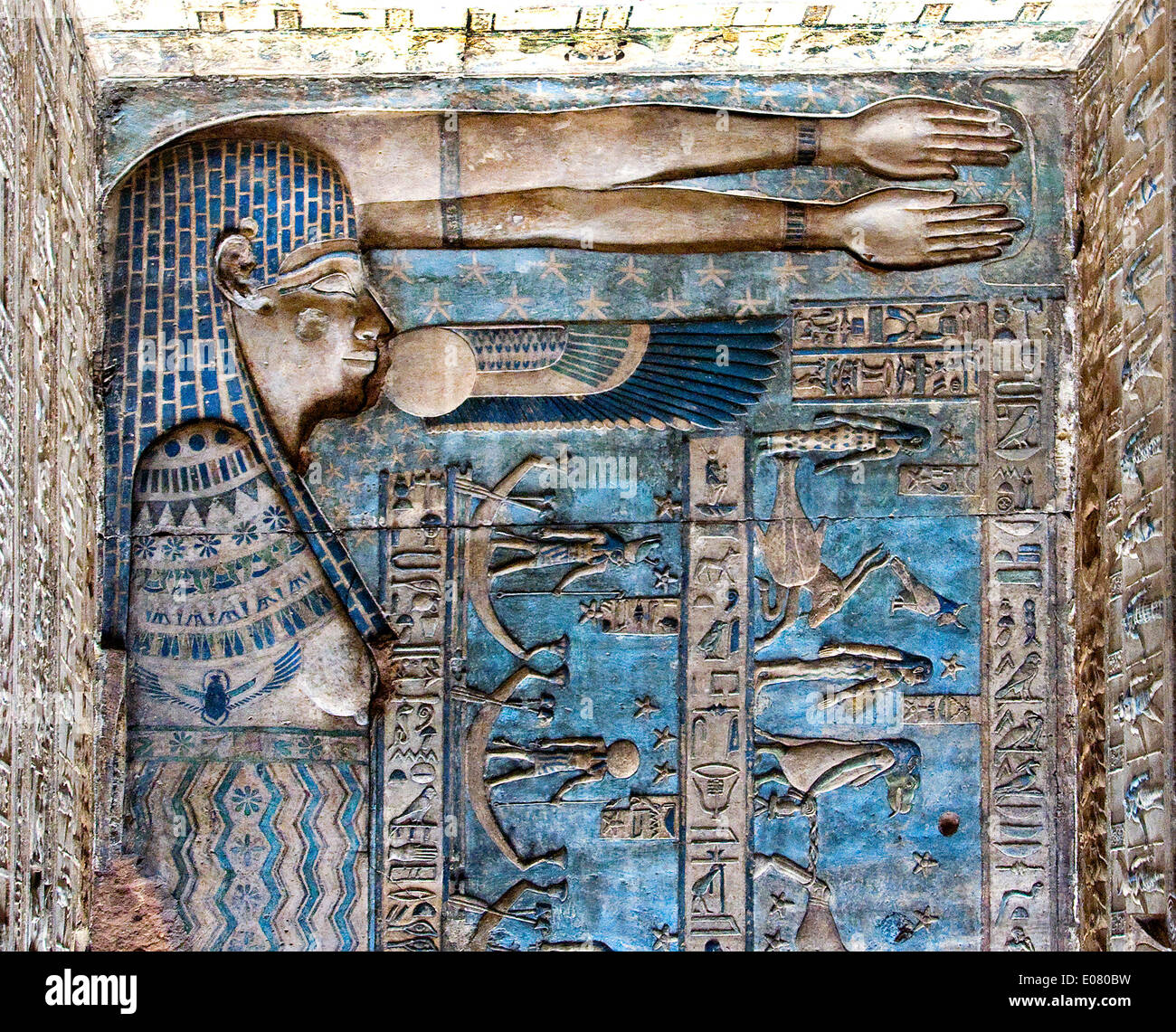 L'Egitto,Dendera,tempio tolemaico della dea Hathor.Vista del soffitto che mostra il dado dea Foto Stock