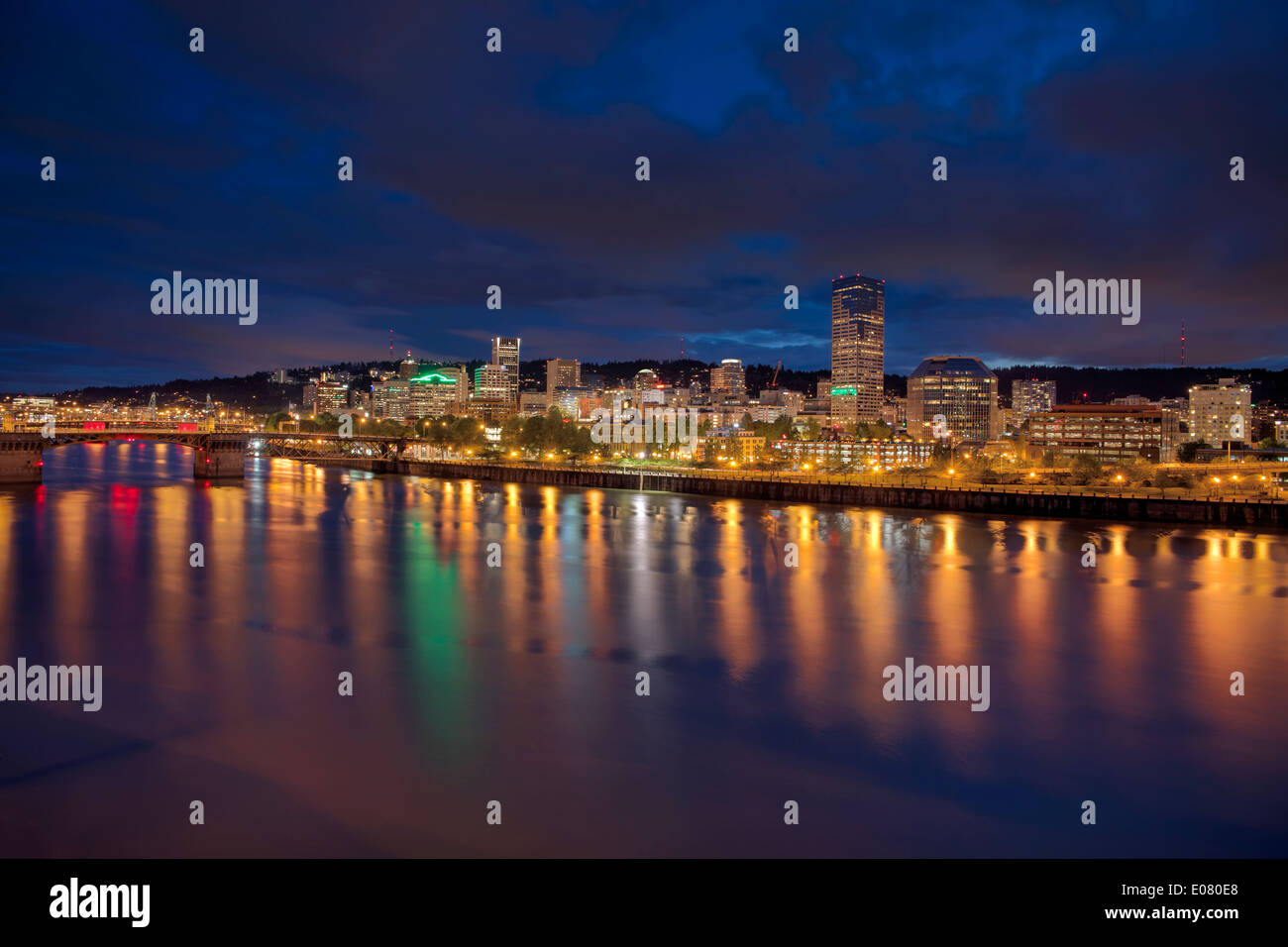 Portland Oregon Downtown skyline della città lungo il fiume Willamette Waterfront a sera ora blu con nuvole temporalesche Panorama Foto Stock