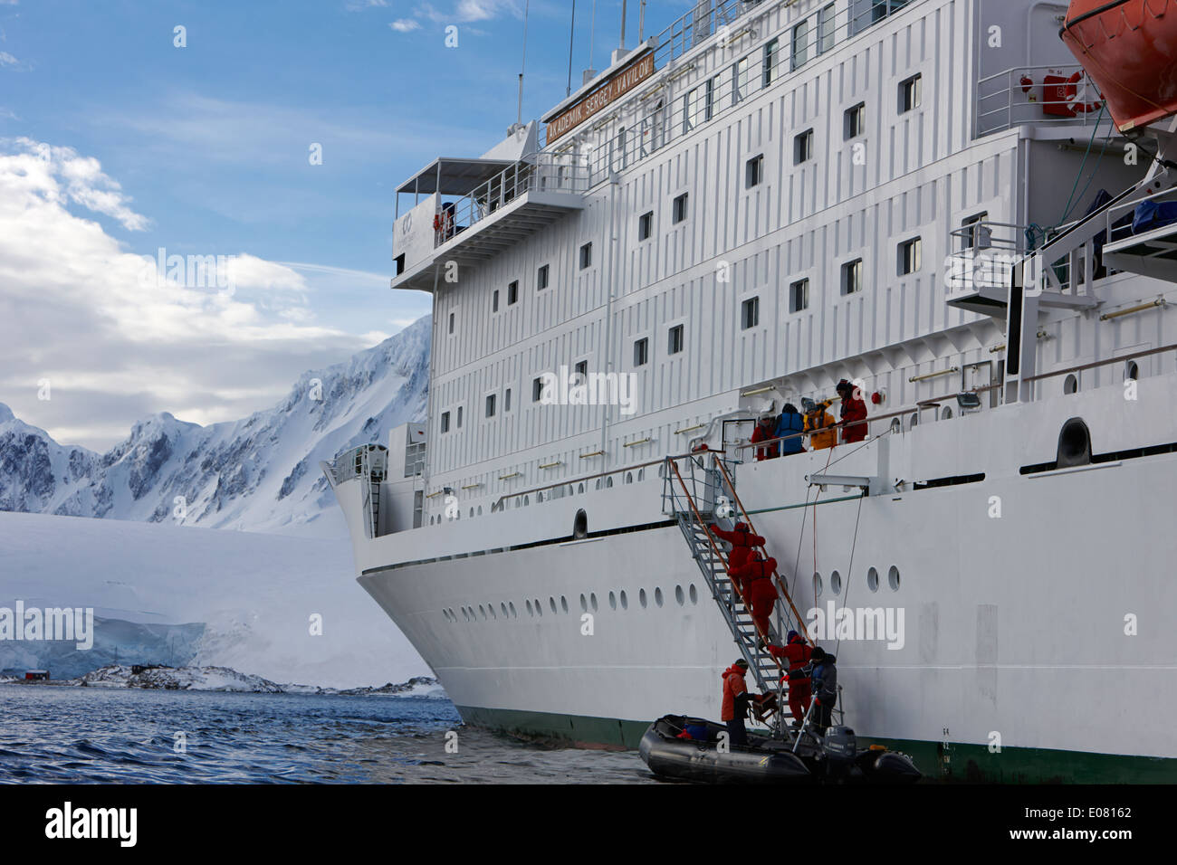 I passeggeri a bordo di una escursione di zodiac tornando alla nave di ricerca a Port Lockroy in Antartide una spedizione oceano Foto Stock