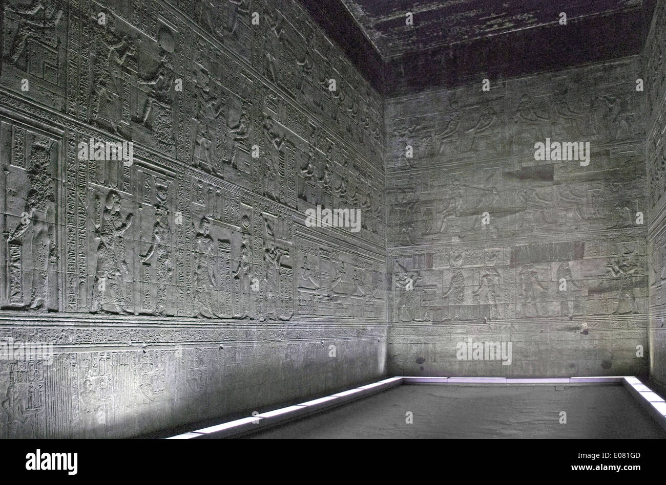 L'Egitto,Dendera,tempio tolemaico della dea Hathor.incisioni su pareti interne. Foto Stock