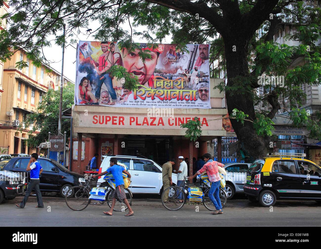 Mumbai, Maharashtra, India. 29 apr 2014. Super Plaza Cinema su Grant Road ha iniziato lo screening regionali Bhojpuri pellicole per sopravvivere. Le figure dal film Federation of India pubblicate dimostrano che il numero dei singoli-schermo cinema nel paese sono scesi da 13.000 a circa 10.000 su un periodo di cinque anni per il 2012. Essi continuano ad arrestare o sono stati convertiti in multisale - con lussuosi posti a sedere e una vasta gamma di piatti in offerta di adattarsi ai gusti della generazione internet. © Subhash Sharma/ZUMA filo/ZUMAPRESS.com/Alamy Live News Foto Stock