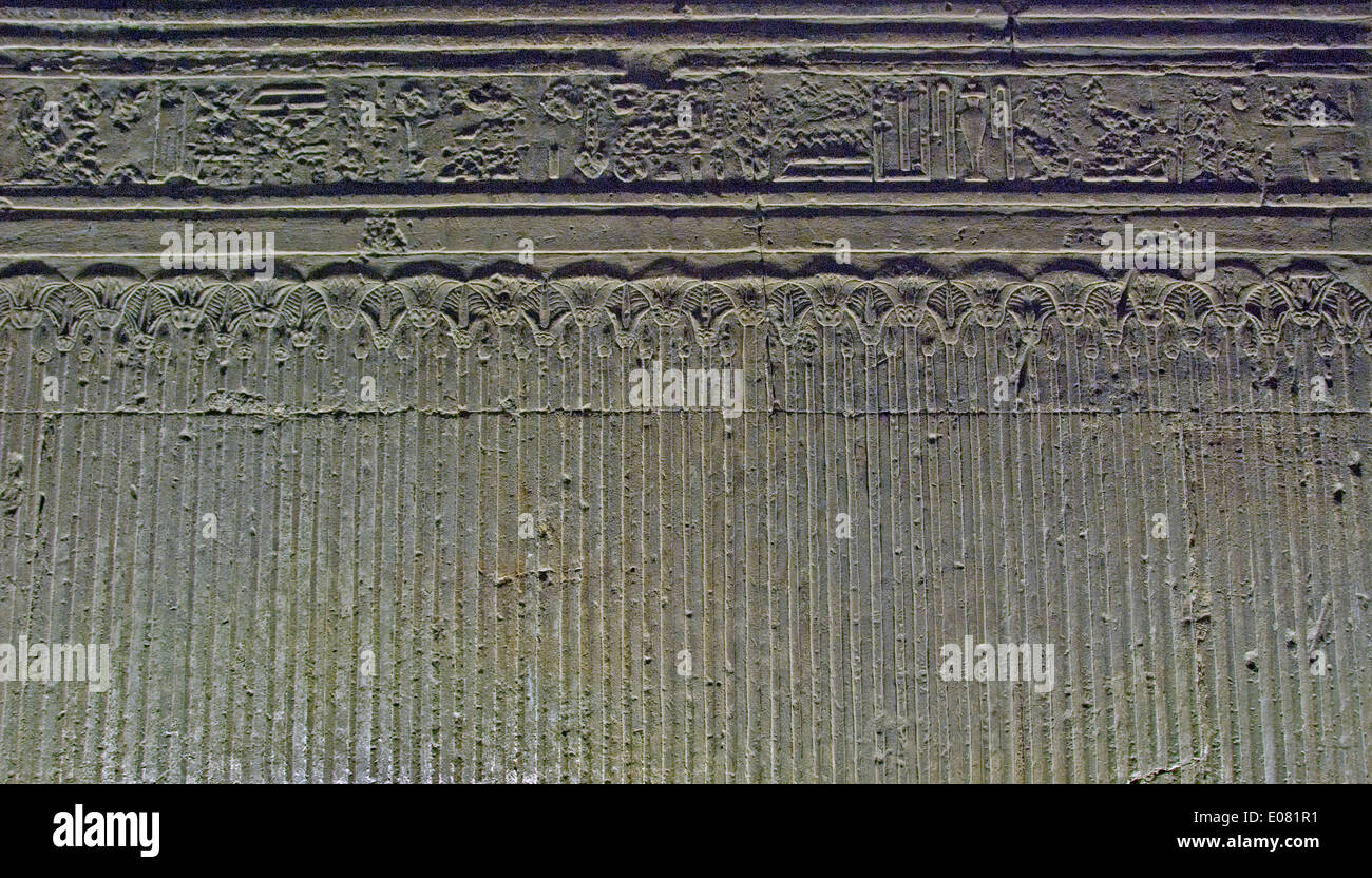 L'Egitto,Dendera,tempio tolemaico della dea Hathor.incisioni sulla parete interna. Foto Stock