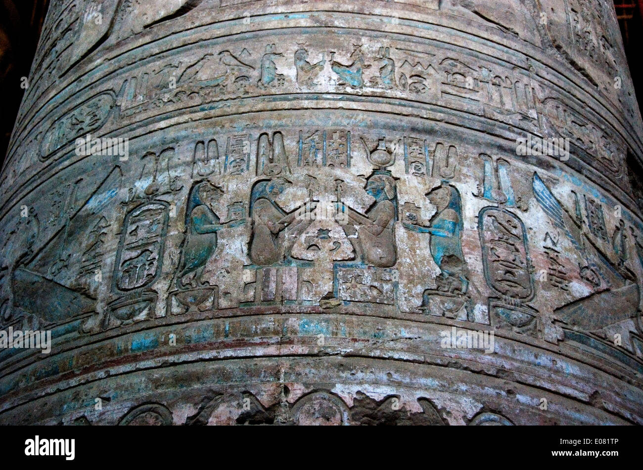 L'Egitto,Dendera,tempio tolemaico della dea Hathor.Vista di incisioni su una colonna. Foto Stock
