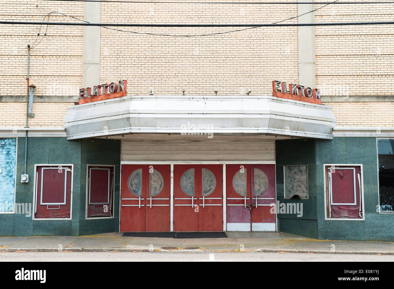 Facciata di un vecchio abbandonato movie theater di Elkton, Virginia, Stati Uniti d'America. Foto Stock