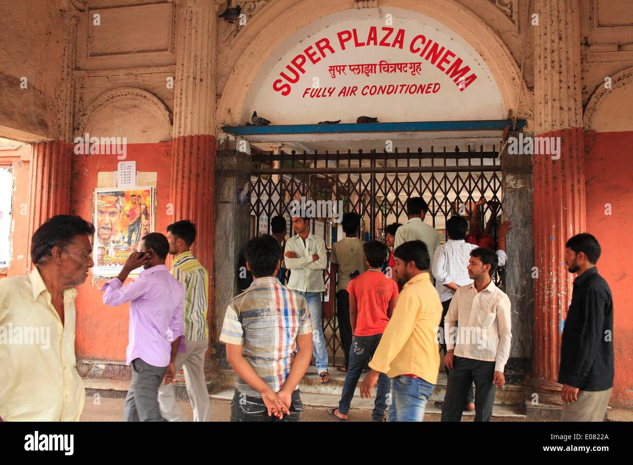 Mumbai, Maharashtra, India. 29 apr 2014. I lavoratori migranti principalmente goccia a a singolo schermo Super Plaza Cinema, soprattutto a causa del suo basso prezzo di Rs.30-40 a biglietto possono rilassarsi nell'aria condizionata. Le figure dal film Federation of India pubblicate dimostrano che il numero dei singoli-schermo cinema nel paese sono scesi da 13.000 a circa 10.000 su un periodo di cinque anni per il 2012. Essi continuano ad arrestare o sono stati convertiti in multisale - con lussuosi posti a sedere e una vasta gamma di piatti in offerta di adattarsi ai gusti della generazione internet. (Credito Immagine: © Subhash Sharma/ Foto Stock
