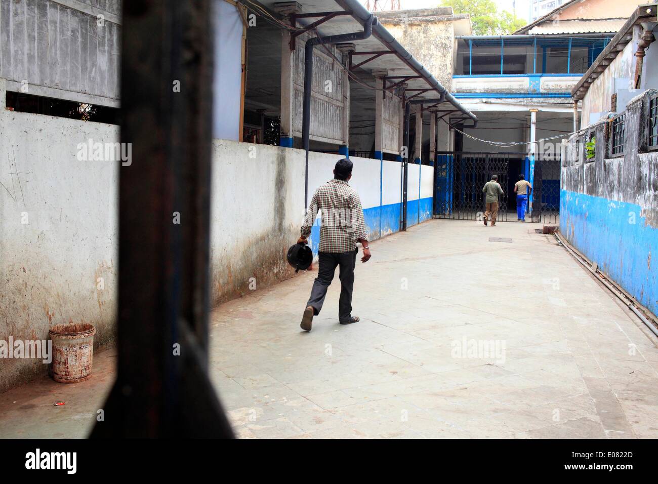 Mumbai, Maharashtra, India. 29 apr 2014. I lavoratori migranti principalmente goccia a a singolo schermo Super Plaza Cinema, soprattutto a causa del suo basso prezzo di Rs.30-40 a biglietto possono rilassarsi nell'aria condizionata. Le figure dal film Federation of India pubblicate dimostrano che il numero dei singoli-schermo cinema nel paese sono scesi da 13.000 a circa 10.000 su un periodo di cinque anni per il 2012. Essi continuano ad arrestare o sono stati convertiti in multisale - con lussuosi posti a sedere e una vasta gamma di piatti in offerta di adattarsi ai gusti della generazione internet. (Credito Immagine: © Subhash Sharma/ Foto Stock