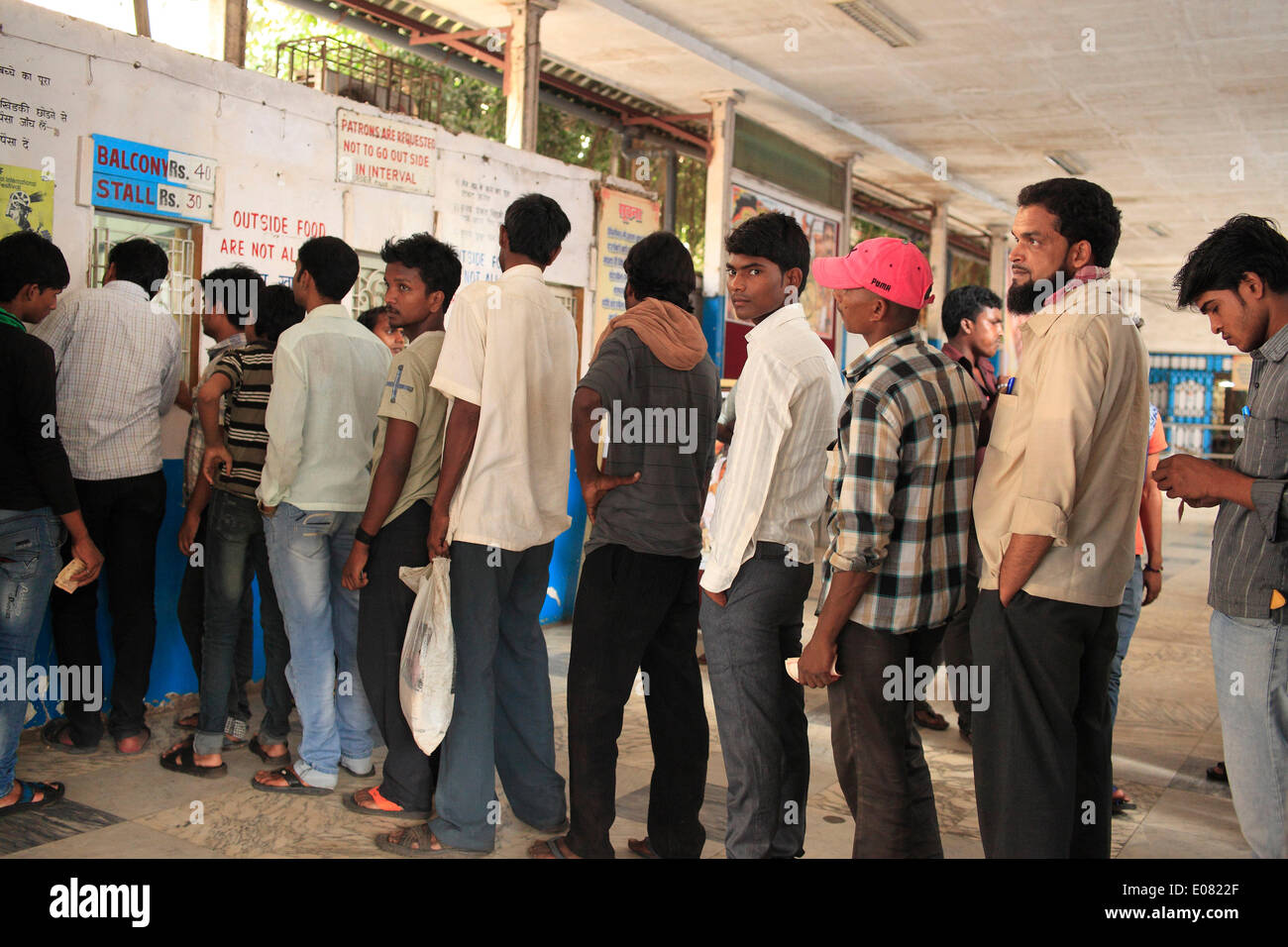 Mumbai, Maharashtra, India. 29 apr 2014. I lavoratori migranti principalmente goccia a a singolo schermo Super Plaza Cinema, soprattutto a causa del suo basso prezzo di Rs.30-40 a biglietto possono rilassarsi nell'aria condizionata. Le figure dal film Federation of India pubblicate dimostrano che il numero dei singoli-schermo cinema nel paese sono scesi da 13.000 a circa 10.000 su un periodo di cinque anni per il 2012. Essi continuano ad arrestare o sono stati convertiti in multisale - con lussuosi posti a sedere e una vasta gamma di piatti in offerta di adattarsi ai gusti della generazione internet. (Credito Immagine: © Subhash Sharma/ Foto Stock