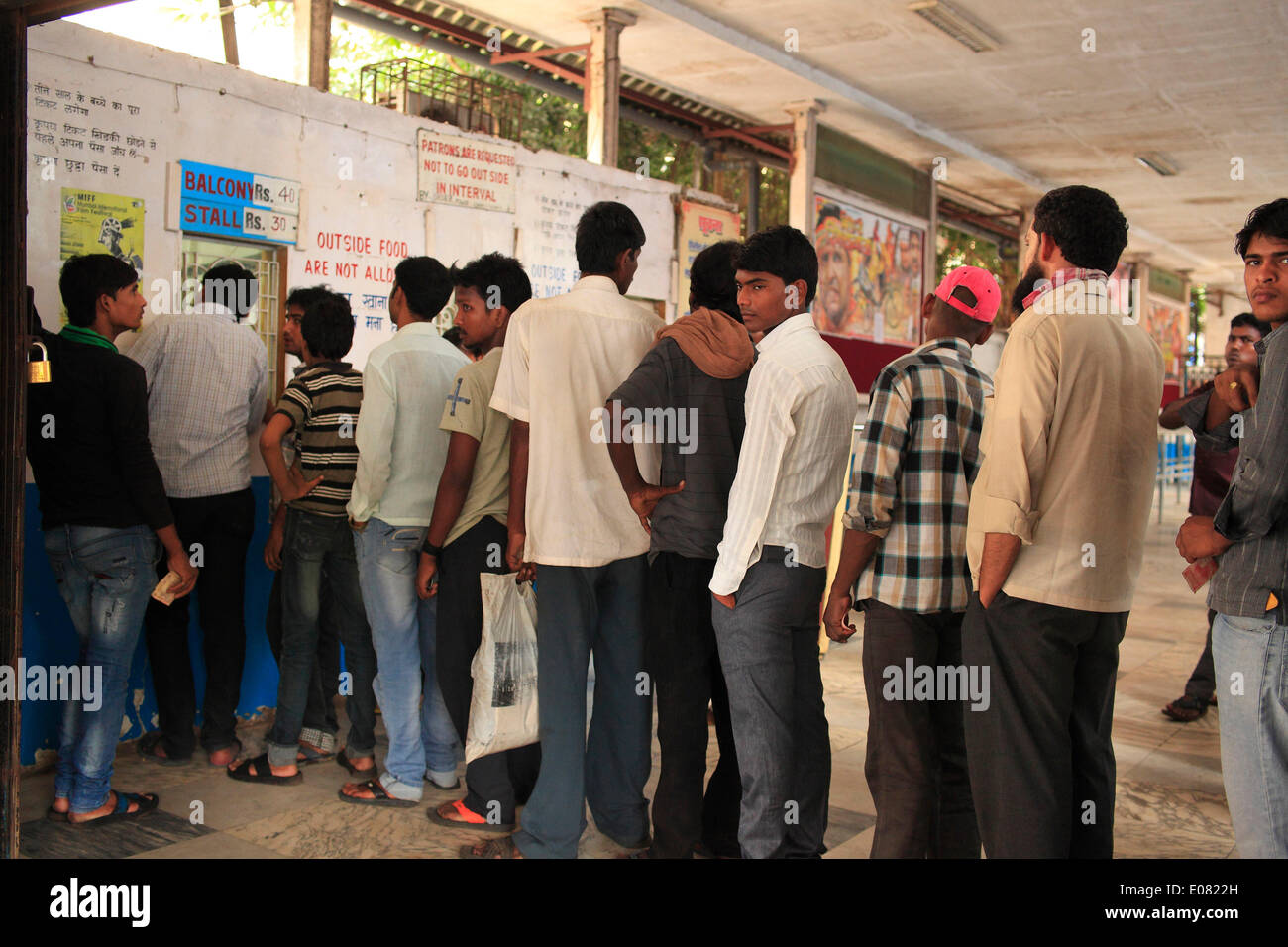 Mumbai, Maharashtra, India. 29 apr 2014. I lavoratori migranti principalmente goccia a a singolo schermo Super Plaza Cinema, soprattutto a causa del suo basso prezzo di Rs.30-40 a biglietto possono rilassarsi nell'aria condizionata. Le figure dal film Federation of India pubblicate dimostrano che il numero dei singoli-schermo cinema nel paese sono scesi da 13.000 a circa 10.000 su un periodo di cinque anni per il 2012. Essi continuano ad arrestare o sono stati convertiti in multisale - con lussuosi posti a sedere e una vasta gamma di piatti in offerta di adattarsi ai gusti della generazione internet. (Credito Immagine: © Subhash Sharma/ Foto Stock