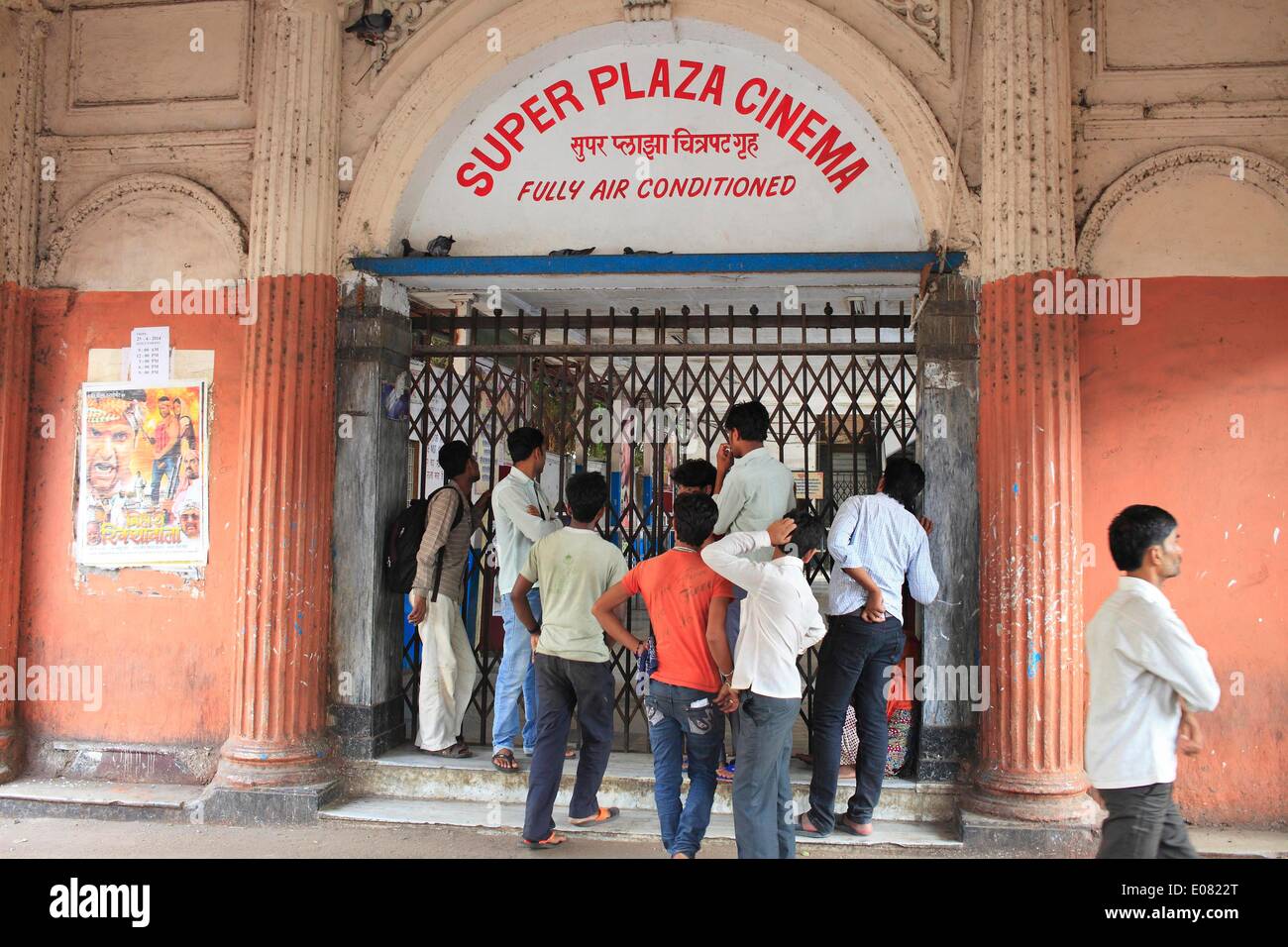 Mumbai, Maharashtra, India. 29 apr 2014. I lavoratori migranti principalmente goccia a a singolo schermo Super Plaza Cinema, soprattutto a causa del suo basso prezzo di Rs.30-40 a biglietto possono rilassarsi nell'aria condizionata. Le figure dal film Federation of India pubblicate dimostrano che il numero dei singoli-schermo cinema nel paese sono scesi da 13.000 a circa 10.000 su un periodo di cinque anni per il 2012. Essi continuano ad arrestare o sono stati convertiti in multisale - con lussuosi posti a sedere e una vasta gamma di piatti in offerta di adattarsi ai gusti della generazione internet. (Credito Immagine: © Subhash Sharma/ Foto Stock