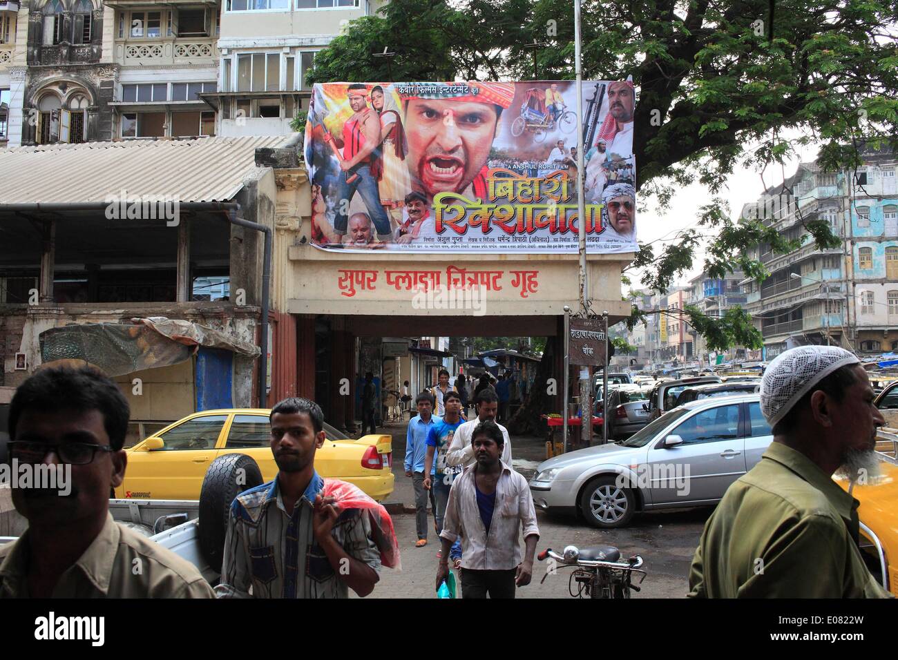 Mumbai, Maharashtra, India. 29 apr 2014. I lavoratori migranti principalmente goccia a a singolo schermo Super Plaza Cinema, soprattutto a causa del suo basso prezzo di Rs.30-40 a biglietto possono rilassarsi nell'aria condizionata. Le figure dal film Federation of India pubblicate dimostrano che il numero dei singoli-schermo cinema nel paese sono scesi da 13.000 a circa 10.000 su un periodo di cinque anni per il 2012. Essi continuano ad arrestare o sono stati convertiti in multisale - con lussuosi posti a sedere e una vasta gamma di piatti in offerta di adattarsi ai gusti della generazione internet. (Credito Immagine: © Subhash Sharma/ Foto Stock