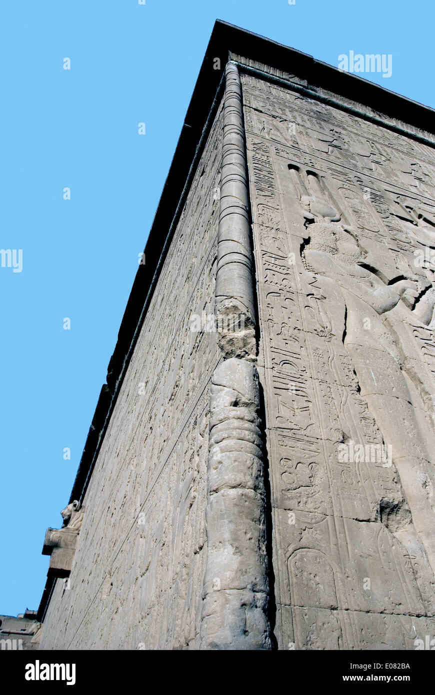 L'Egitto,Dendera,tempio tolemaico della dea Hathor.incisioni sulla parete esterna. Foto Stock