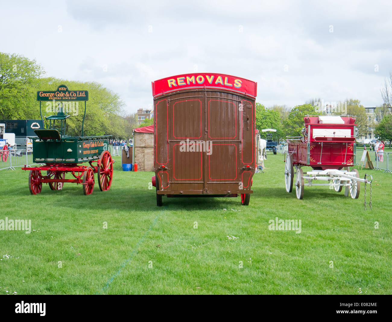 Carrozze in attesa di loro cavalli per il mondo rurale e il mare mostra a Southsea, Portsmouth, Inghilterra Foto Stock