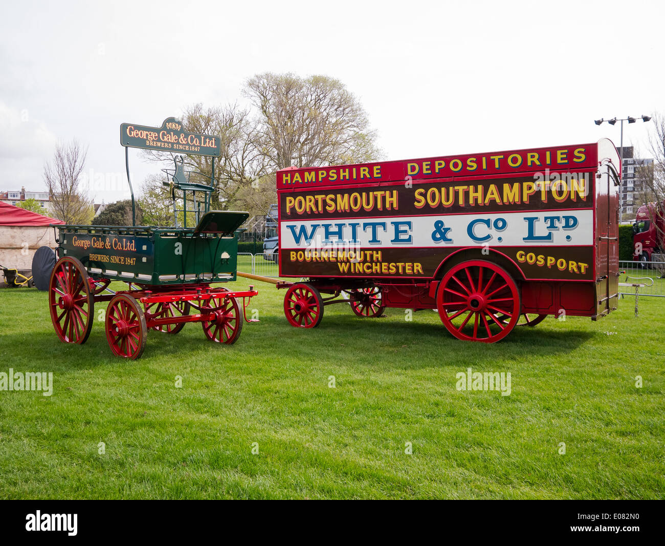 Carrozze in attesa di loro cavalli per il mondo rurale e il mare mostra a Southsea, Portsmouth, Inghilterra Foto Stock