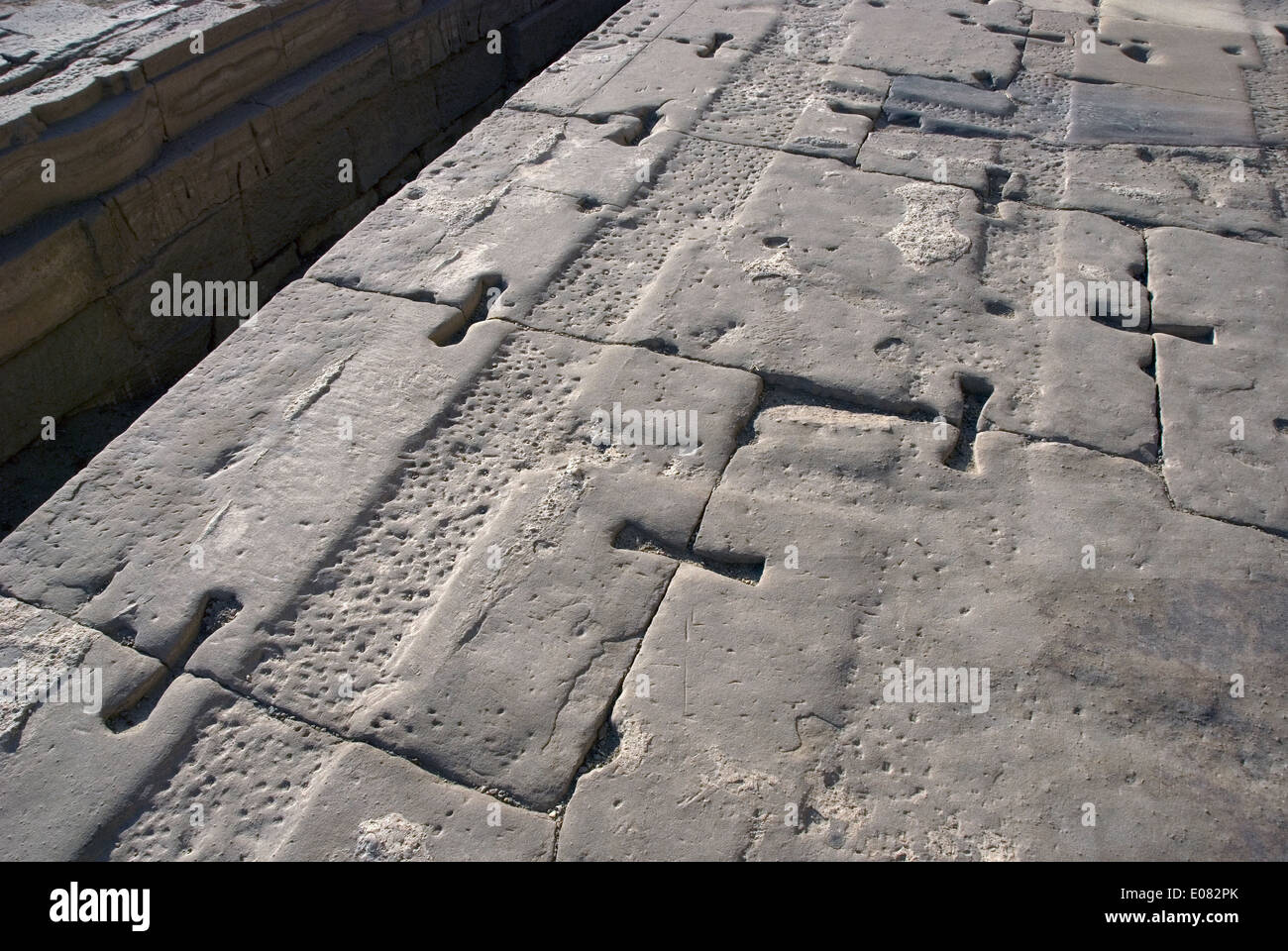 Dettaglio del blocco del sistema di bloccaggio utilizzati per la costruzione del tempio di Dendera Foto Stock